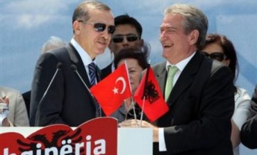 "HIQE KËTË PIKTURË TË SKËNDËRBEUT"/ Çfarë i tha Erdogan, Sali Berishës në zyrë (VIDEO)