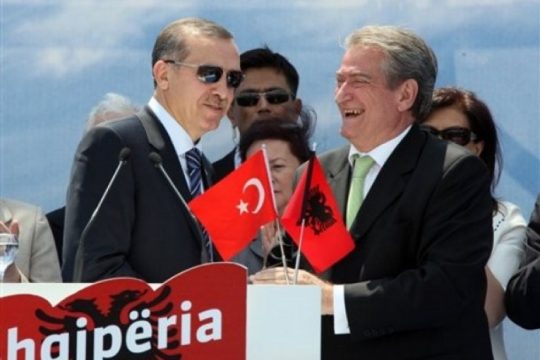 “HIQE KËTË PIKTURË TË SKËNDËRBEUT”/ Çfarë i tha Erdogan, Sali Berishës në zyrë (VIDEO)