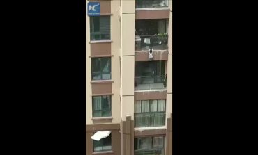 MOMENTI SHOKUES/ Djali 2 vjeç rrëzohet nga kati i gjashtë