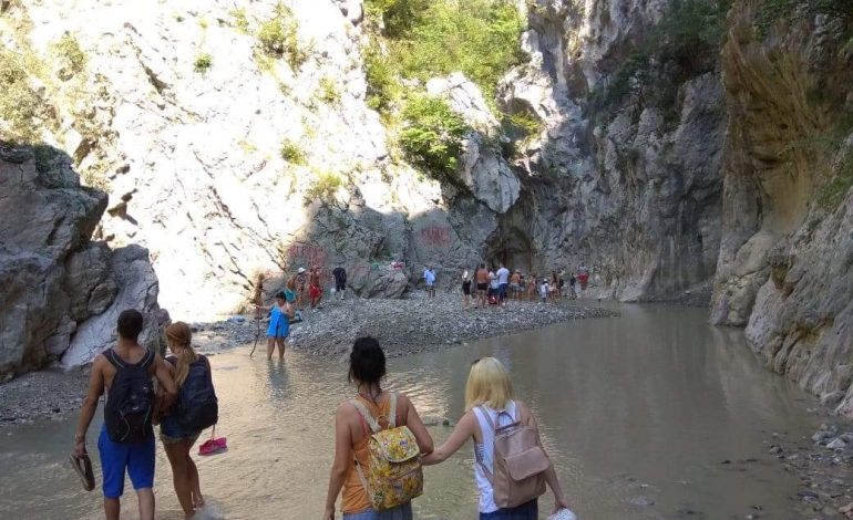 SITUATË ALARMANTE/ Një grup vizitorësh BLLOKOHEN në kanionet e Holtës