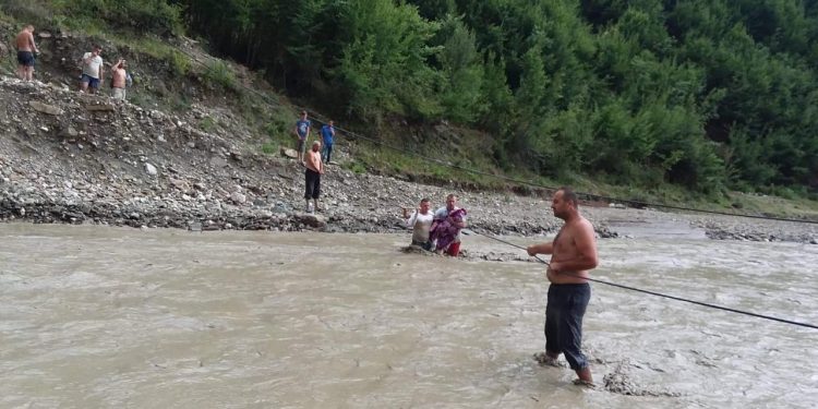 TRAGJEDIA NË KANIONIN E HOLTËS/ Si i mori rrjedha e ujit katër fëmijët dhe 24 vjeçaren me vëllain e saj