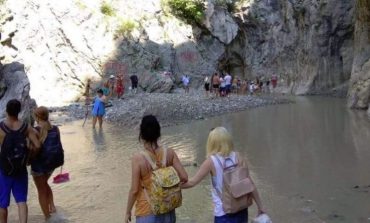 TRAGJEDIA NË KANIONIN E HOLTËS/ Dëshmia e turistit: Shpëtuam njëri tjetrin, fëmijën ma solli uji në duar