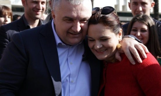 “I PËRMENDI PALLATIN E SAJ”/ Fevziu dhe Basha bombardojnë me pyetje Kryemadhin në lidhje me Metën: Më vjen keq që…
