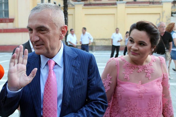 “BURRË E GRUA, MISH E THUA”/ Çifti me “profesione” të reja. Meta parashikues tërmeti, Monika “fallxhore” e fatit (DOKUMENTI)