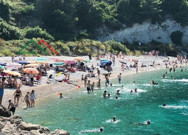 DUKET SI FUNDJAVË/ Kur plazhi i Sazanit mbipopullohet nga pushuesit (PAMJET)