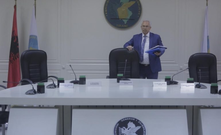 KËRCËNOHET ME JETË KRYETARI I KQZ DHE FAMILJA E TIJ/ Merret në mbrojtje nga Garda dhe Policia