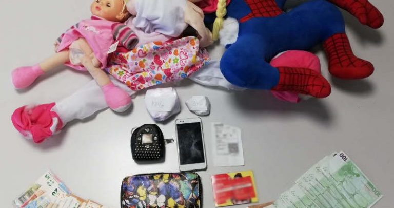 “KOKAINË BRENDA KUKULLAVE”/ Kapet “MAT” familja shqiptare në Selanik (FOTO)