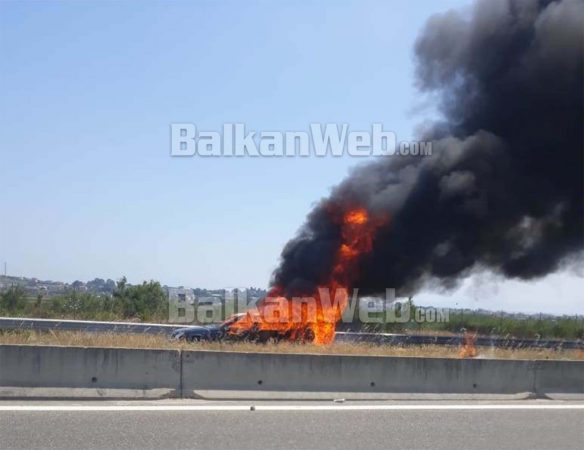 PANIK NË DURRËS/ Makina merr FLAKË në lëvizje, 2 pasagjerët… (VIDEO)