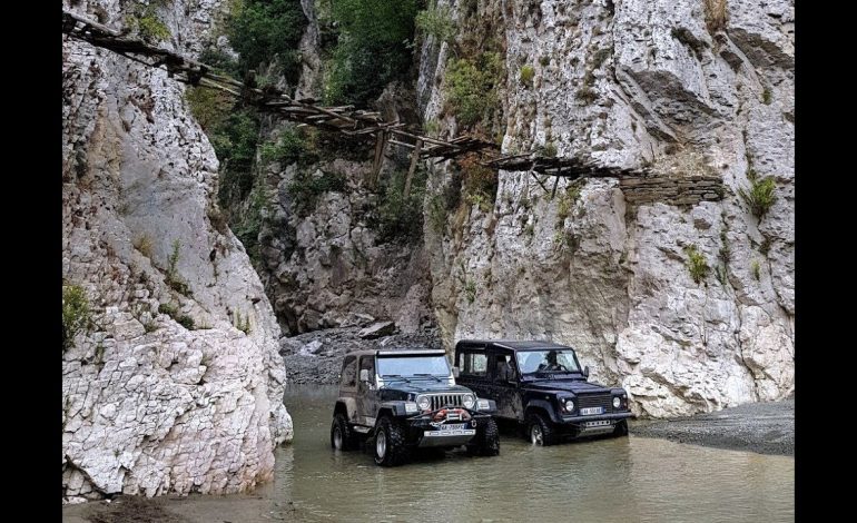 TRAGJIKE/ U bllokuan në Kanionin e Holtës, gjendet trupi i pajetë i 25 vjeçares