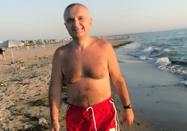 PËRSHËNDETJA E PASDITES/ Presidenti Meta pozon me rrobabanjot e kuqe nga plazhi