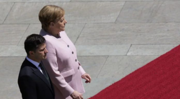 E TRETA HERË NË DY JAVË/ Merkel nuk ndalon së dridhuri (VIDEO)