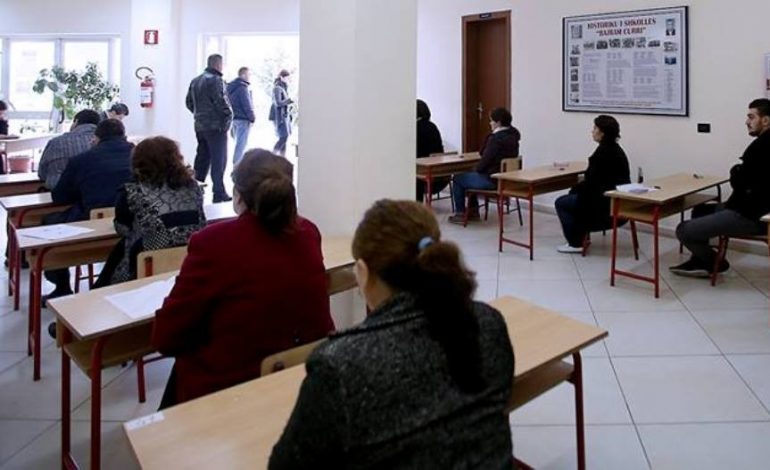 “GARA” E MËSUESËVE/ 6 mijë kandidatë për 1400 vende të lira. Ja kur do bëhet testimi