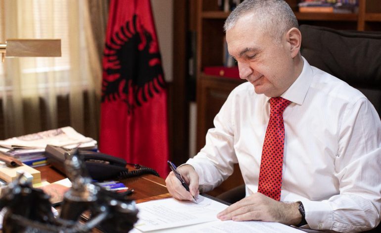 VIJON BETEJA MES KREUT TË SHTETIT DHE QEVERISË/ Meta kthen një tjetër ligj