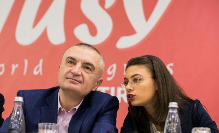 SKANDALI/ Babai i ish-deputetes së LSI-së mashtron banorët e një pallati në Fier