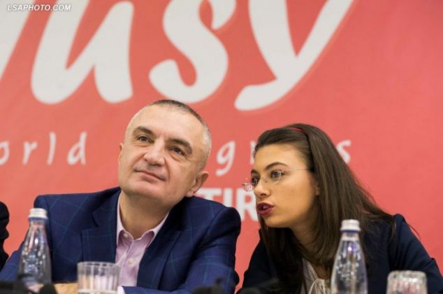 “BABAI I SAJ BËN KËRDI ME VJEDHJE”/ Ish-deputetja e LSI-së i sulet Spiropalit pasi i “ngacmoi” Presidentin