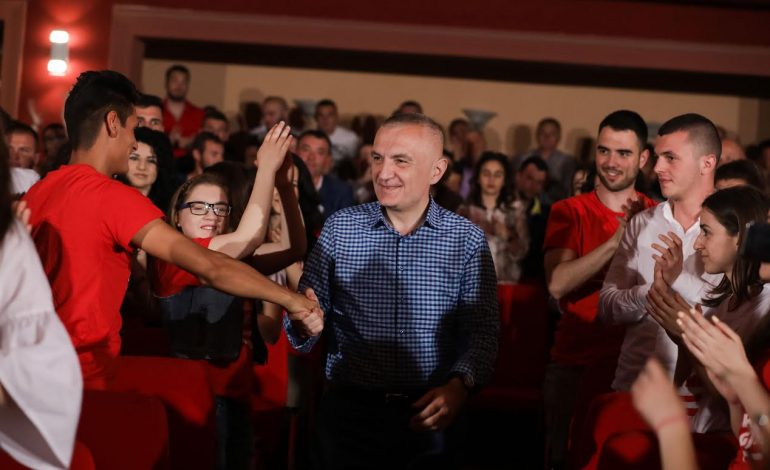 “UNË JAM ME PRESIDENTIN”/ Kur LSI “mobilizohet” dhe mbështet Ilir Metën (FOTO)