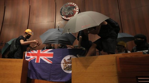 TENSIONE NË HONG KONG/ Protestuesit futen në parlament, policia përdor gazlotsjellës dhe shkopinj gome