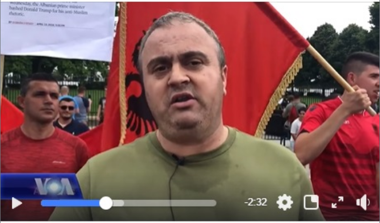FOTOFAKT/ Vëllai i ish-ministrit të PD, Besnik Gjana (ish-doganier), organizator i protestës së djeshme në Uashington