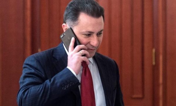 PROVOKON NGA ARRATIA/ Gruevski, pozon me një super femër (FOTOT)