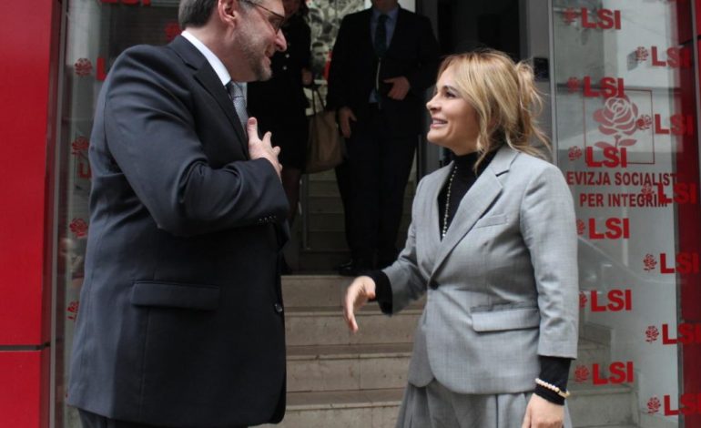 “SHURDHË, QORRA, PO DJEGIN SHQIPËRINË”/ Kryemadhi sulmon ndërkombëtarët …dy fjalë Palmerit!