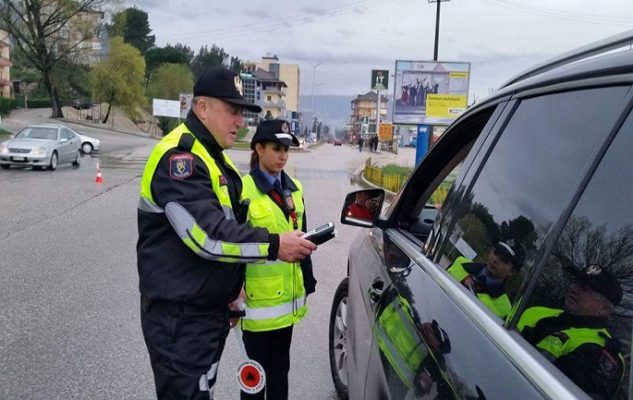 POLICIA ME DORË TË “HEKURT”/ Hiqen 375 patenta në dy muaj