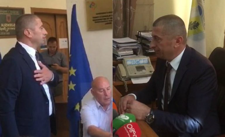 NË ZYRË PREJ ORËS 6:30/ Flet kreu i ri i bashkisë së Devollit, Duro: Para godinës janë disa punonjës bashkie dhe familjarët e tyre