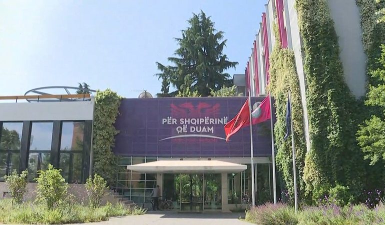 BOJKOTI I OPOZITËS/ Partia Socialiste mbush arkën me para nga 30 qershori