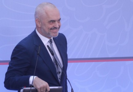 PROTESTA PËR TEATRIN/ Rama ka një mesazh: Zoti u shtoftë inatin, që të na shtojnë takatin (VIDEO)
