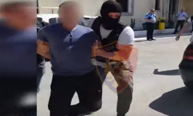 “MASHTRONIN VAJZA TË MITURA ME FEJESË DHE MË PAS I TRAFIKONIN”/ Goditet grupi kriminal në Korçë, në pranga edhe një i dënuar përjetë
