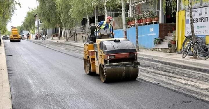 NDËRTIMI I LINJËS BOVILLË-YZBERISHT/ Bashkia Tiranë nis asfaltimin e rrugëve të prekura në kohë rekord