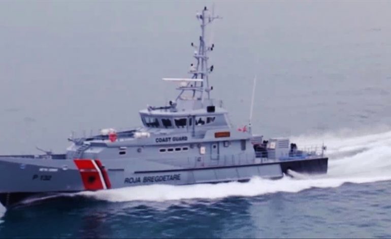 E FUNDIT/ Roja bregdetare shqiptare shpëton 8 persona gjatë natës