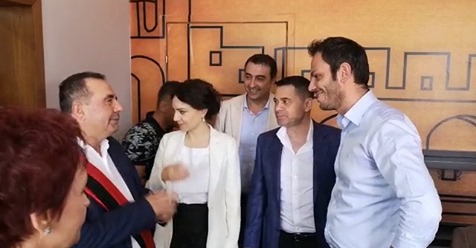 NUREDINI I PDIU DORËZON BASHKINË E RROGOZHINËS/ Përqafime e urime kryetarit të ri: S’përplas njerëzit për një karrige