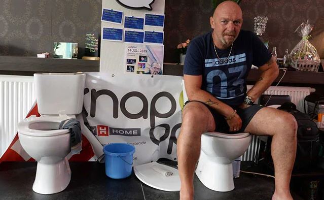 REKORD/ Ja sa ditë qëndroi 48 vjeçari mbi WC