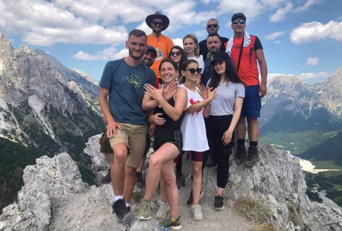 PLOT TURISTË/ Kosovarët dhe gjermanët shijojnë bukuritë e shtegut Valbonë -Theth (PAMJET)