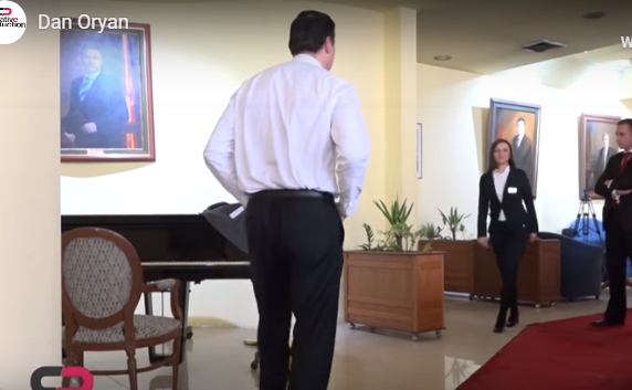 E PAZAKONTË/ Shkon të takojë presidentin, ambasadori bën… vertikalen (VIDEO)