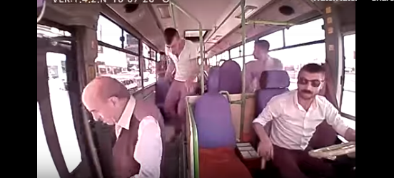 VIDEO TRONDITËSE/ Vajza nga autobusi ende në lëvizje, përfundon tek rrotat e pasme