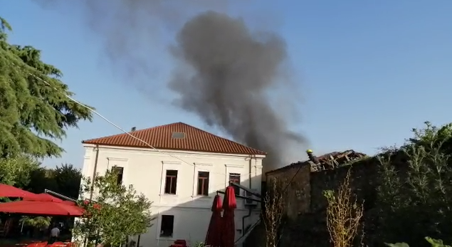 ZJARRR NË KALANË E ELBASANIT/ Ndërtesa shkrumbohet, zjarrëfikësit në luftë me… (VIDEO)