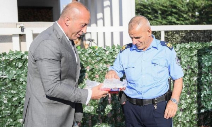 KURBAN BAJRAMI/ Haradinaj bën gjestin e veçantë me policët (FOTOT)