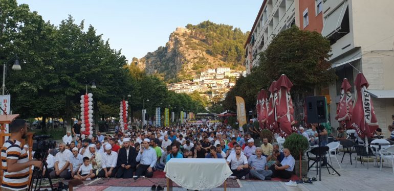 QYTETARËT MBUSHËN PEDONALEN/ Ja si u fal Kurban Bajrami në Berat (FOTOT)