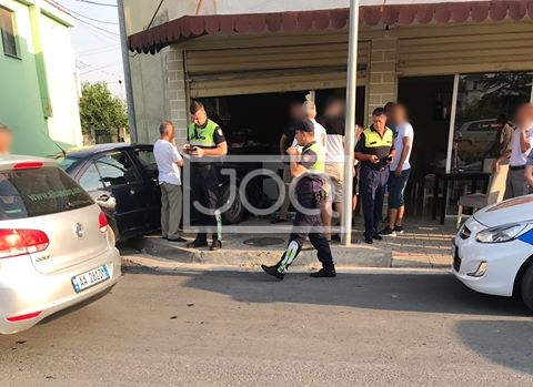 PAMJET/ Aksidentohen duke pirë kafe 3 persona në Tiranë, makina humbi kontrollin dhe…