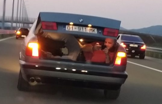 PAS 22 VITEVE SHQIPTARI KTHEHET NGA AMERIKA/ Ja momenti kur takon vëllezerit që i la të vegjël (VIDEO)