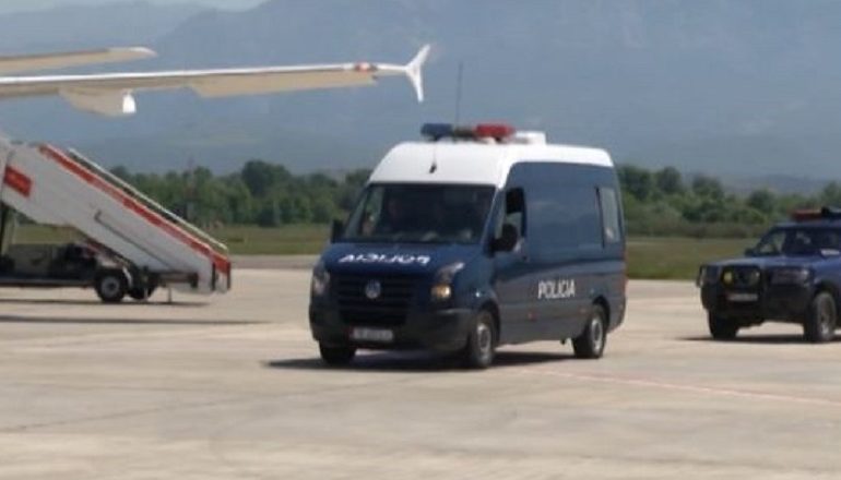 GRUP KRIMINAL DHE MASHTRIM/ Dy të arrestuar në Rinas për llogari të Kosovës dhe Italisë