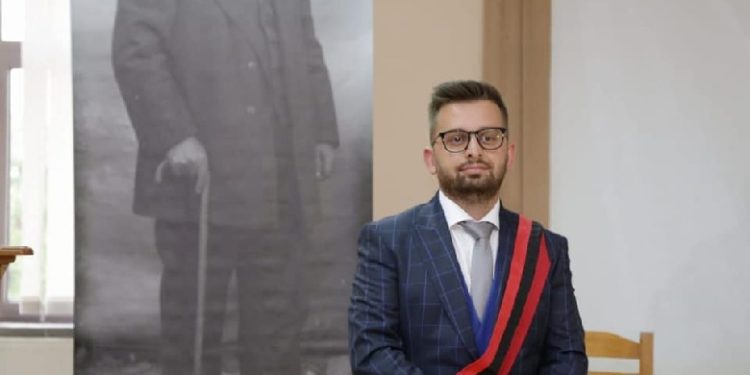 “PLAGOSI ME THIKË NJË QYTETAR”/ Erion Isai përgënjeshtron mediat dhe opozitën: Gjithçka sajesë. Gjyq për shpifje