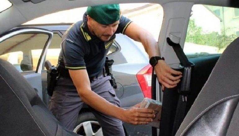 “SI NË FILMA”/ Shqiptari po kthehej në atdhe me 1 mln euro kokainë, zbulohet nga qeni në Itali