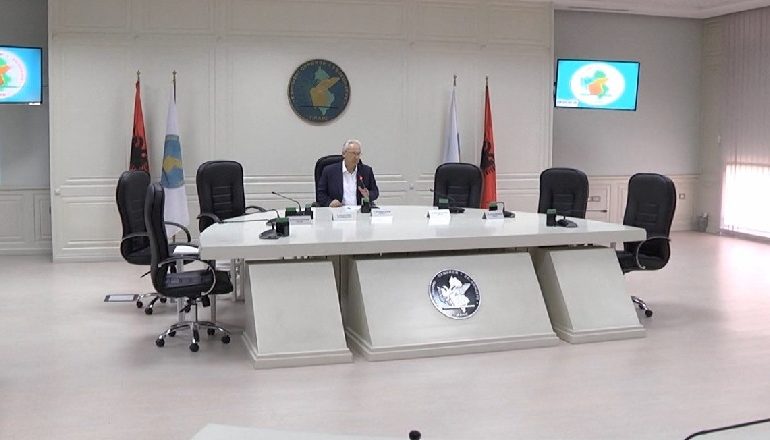 KLEMENT ZGURI MBETET VETËM/ 4 anëtarët e PS-së në KQZ me pushime, dështon mbledhja e kërkuar nga aleatët e Bashës për 13 Tetorin
