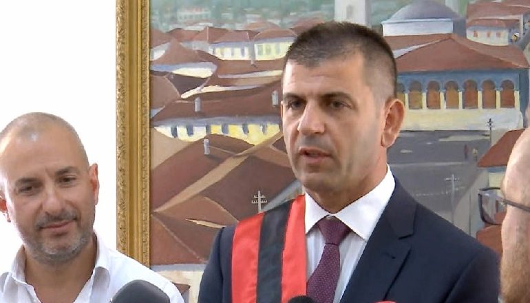 U BETUA SI KRYEBASHKIAK I VORËS!/ Kajmaku: Sot futem në zyrë, nuk do ketë dallim mes të majtëve dhe të djathtëve