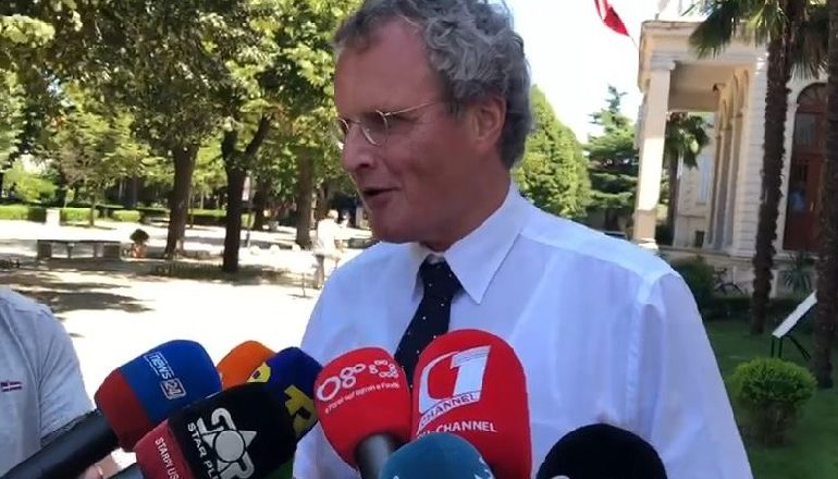 VOLTANA ADEMI NUK “LËSHON” BASHKINË/ Borchardt i shkon në zyrë. Takim ‘kokë më kokë’ për dy orë