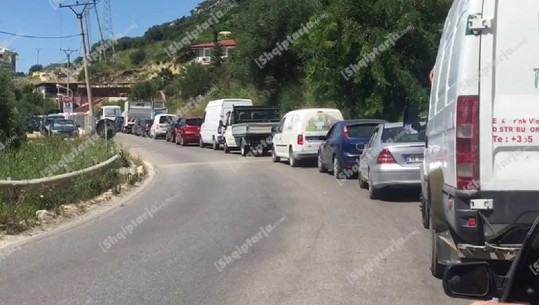 PËRPLASEN DY AUTOMJETE, 2 TË PLAGOSUR/ Radhë kilometrike në Radhimë- Vlorë (VIDEO)