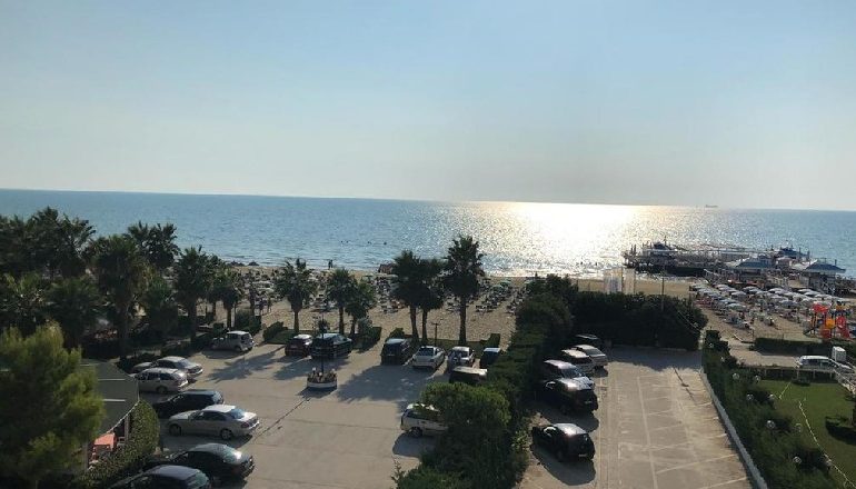 “SI NË FILMA”/ Arrestohet 18-vjeçari që bënte ‘kërdinë’ në plazhin e Golemit, zbardhen 5 vjedhje