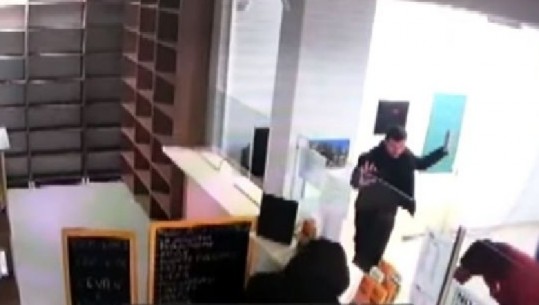 E FUNDIT/ Tmerr në qendrën tregtare në Tiranë, një person i armatosur grabit pikën valutore